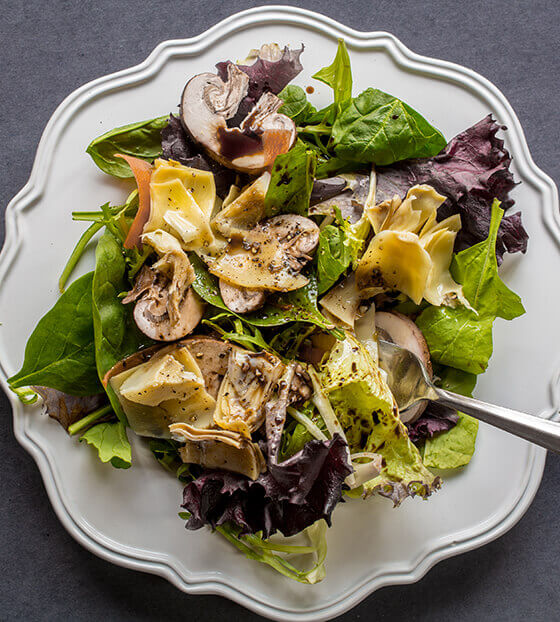 Champignons de Paris en salade et coeurs d’artichauts, huile d’olive et lamelles de truffe